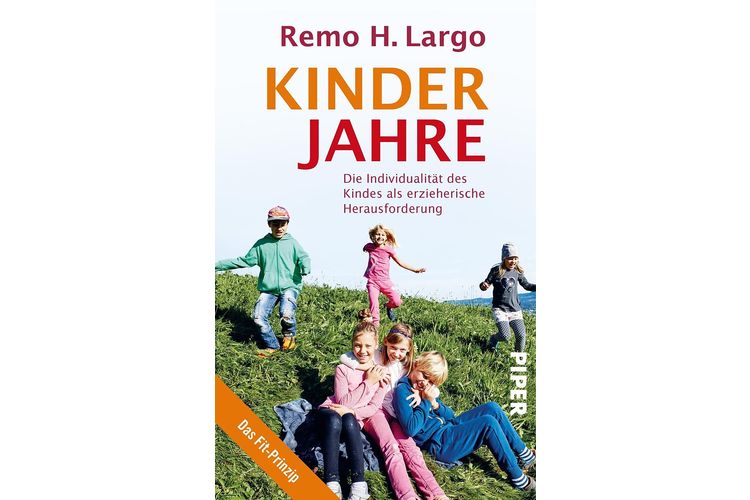 Remo Largo: Kinderjahre. Die Individualität des Kindesals ­erzieherische Herausforderung. Piper 2019, 464 Seiten, ca. 36 Fr.In verständlicher Sprache macht der bekannte Entwicklungsforscher Remo Largo anhand vieler Beispiele deutlich, dass Erziehen bedeutet, das Kind in seiner Entwicklung so zu unterstützen, dass es zu dem Wesen werden kann, das in ihm angelegt ist. 