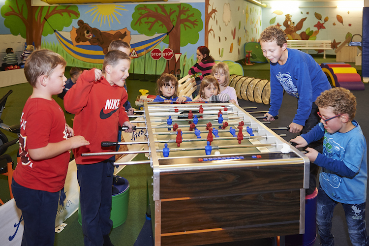 ... oder bei schlechtem Wetter der Indoor-Spielplatz Bärenhöhle. Mehr zum Familien-Angebot: www.arosa.ch/de/winter.