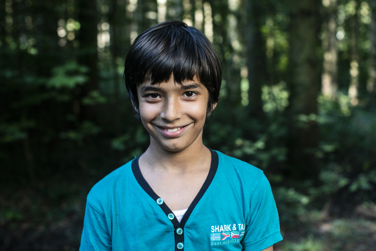 4/6 Sascha, 11 Jahre: Ich bin bei der Cevi und ganz viel im Wald. Daran mag ich ganz viele Sachen, besonders, dass wir Holz sammeln und Feuer machen. Ich bin bei jedem Wetter gerne draussen und finde das viel besser als im Schulzimmer, weil ich hier auch spielen und toben kann. Ich muss nicht still am Pult sitzen.