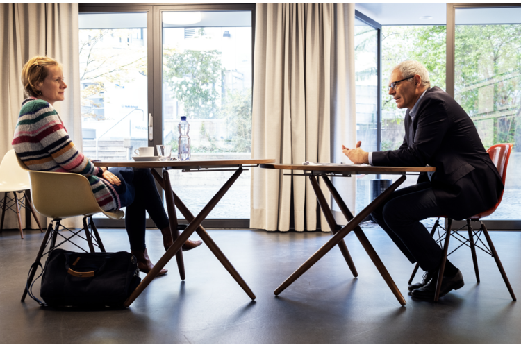 f139493bb30d98ea2491e79dc0e7f014.png Die stellvertretende Fritz+Fränzi-Chefredaktorin Evelin Hartmann im Gespräch mit Oskar Jenni. Der Kinder- und Jugendarzt leitet seit 2005 die Abteilung Entwicklungspädiatrie am Universitäts-Kinderspital Zürich; Jenni ist zudem ausserordentlicher Professor ad personam für Entwicklungspädiatrie an der Universität Zürich. Zu seinen Forschungsgebieten zählt die motorische, kognitive und soziale Entwicklung von Kindern. Seit 2018 ist der Vater von vier Jungen ausserdem Leiter der «Akademie. Für das Kind».