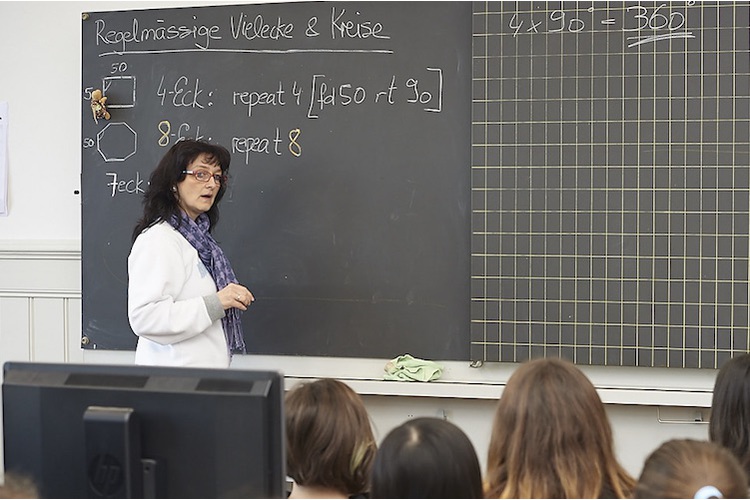 Die Schülerinnen und Schüler der Primarschule Bläsi in Basel setzen gemeinsam mit Primalogo-Unterrichtsleiterin Ursula Grunder die Befehlscodes zusammen. 