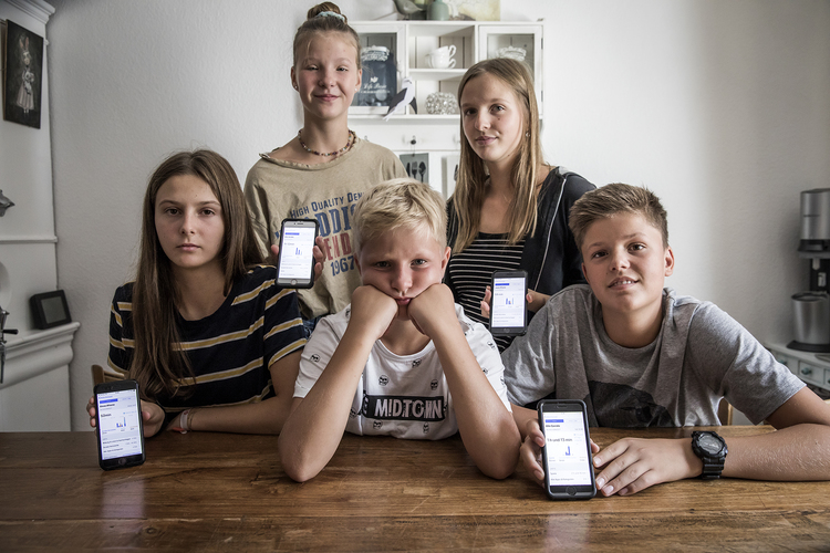 3/3 Die Kinder der Familie Kühne zeigen ihren heutigen Smartphonegebrauch. Wenn sie zu viel Instagram und Co nutzen, werden die Apps automatisch gesperrt. Der jüngste Sohn Moan muss noch auf ein eigenes Gerät warten.