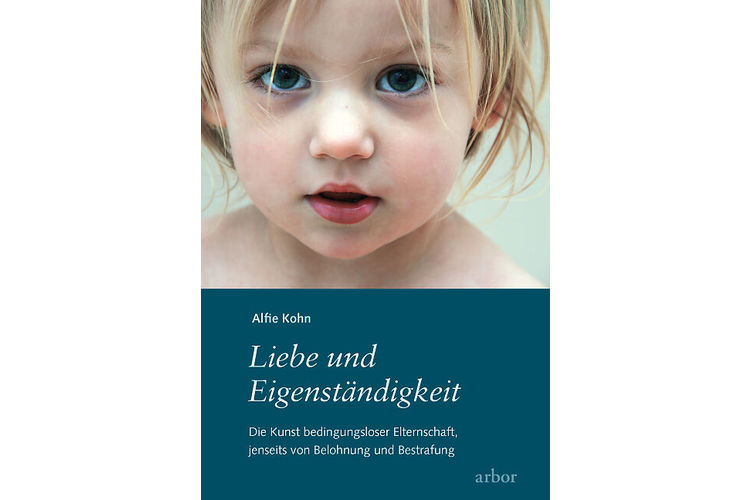 f481379c9fc9bf3239a42259f40312fd.jpeg Alfie Kohn: Liebe und Eigenständigkeit. Die Kunst bedingungsloser Elternschaft, jenseits von Belohnung und Bestrafung. Alfie Kohn stellt in diesem Buch gängige erzieherische Methoden infrage und belegt seine Thesen mit etlichen wissenschaftlichen Studien. Er argumentiert, warum nicht nur Bestrafungen, sondern auch Belohnungen aus der Erziehung verbannt werden müssen: Kohn hält sie für unnütz und sogar schädlich, weil sie die Beziehung zwischen Eltern und Kindern untergraben. Arbor 2019, 298 Seiten, ca. 30 Fr.
