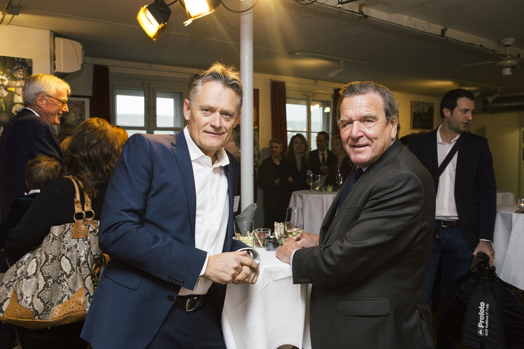 Chefredaktor Nik Niethammer im Gespräch mit Gerhard Schröder.