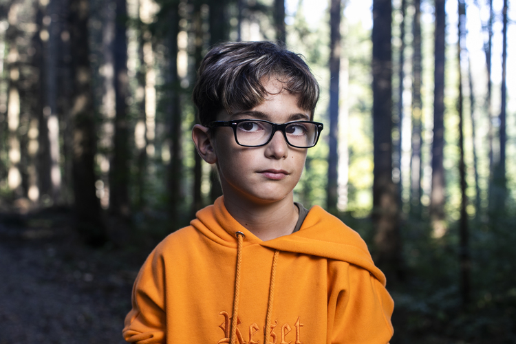 2/6 Alessio, 11 Jahre: Ich finde es ganz ok, wenn wir im Wald draussen sind. Die Fliegen und Mücken nerven, aber richtig toll ist es, wenn wir ein Feuer machen dürfen.