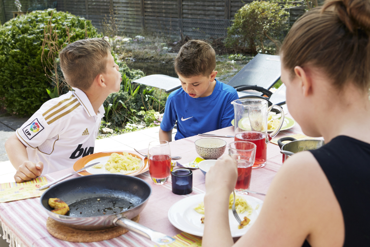 Mögen sich – und raufen gerne: Michelle, 14, mit ihren Brüdern Beni, 11, und Moritz, 9.