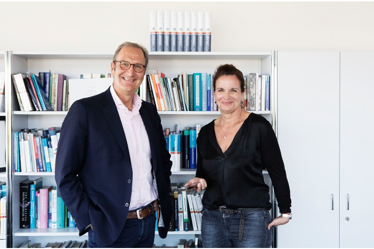 f8bc37e2c4b654df829ed7b8ae073aa6.jpg Unsere leitende Autorin Claudia Landolt mit Lutz Jäncke.