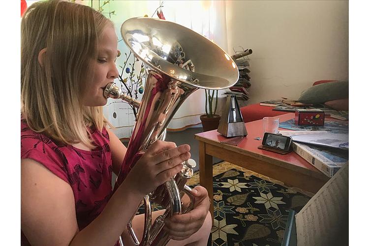 f94845988e8ef00c86b6069748655613.jpg 1/7: Autorin und Musiklehrerin Sibylle Dubs hat Eltern gebeten, ihre Kinder beim digitalen Unterricht zu fotografieren. In der Galerie zeigen wir Ihnen ein paar Eindrücke des musikalischen Fernunterrichts vom MKZ.