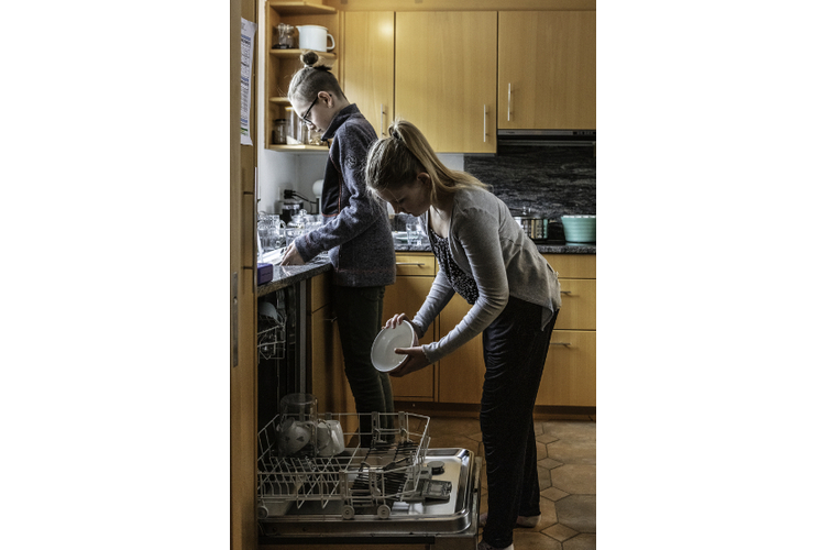 Neil und Faye dürfen zu Hause mitreden. Manchmal müssen sie sich aber auch einfach fügen.