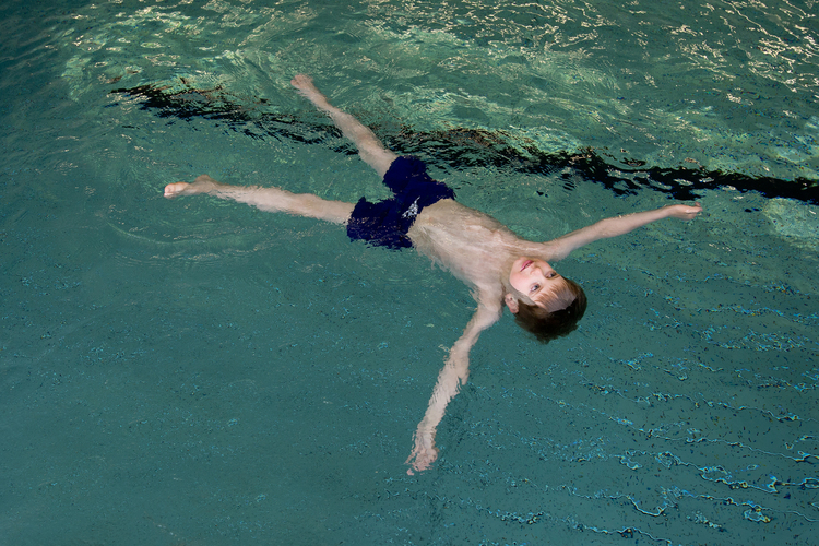 Wer auf dem Wasser schweben kann, spart Kräfte. Aber das ist schwieriger, als es aussieht.