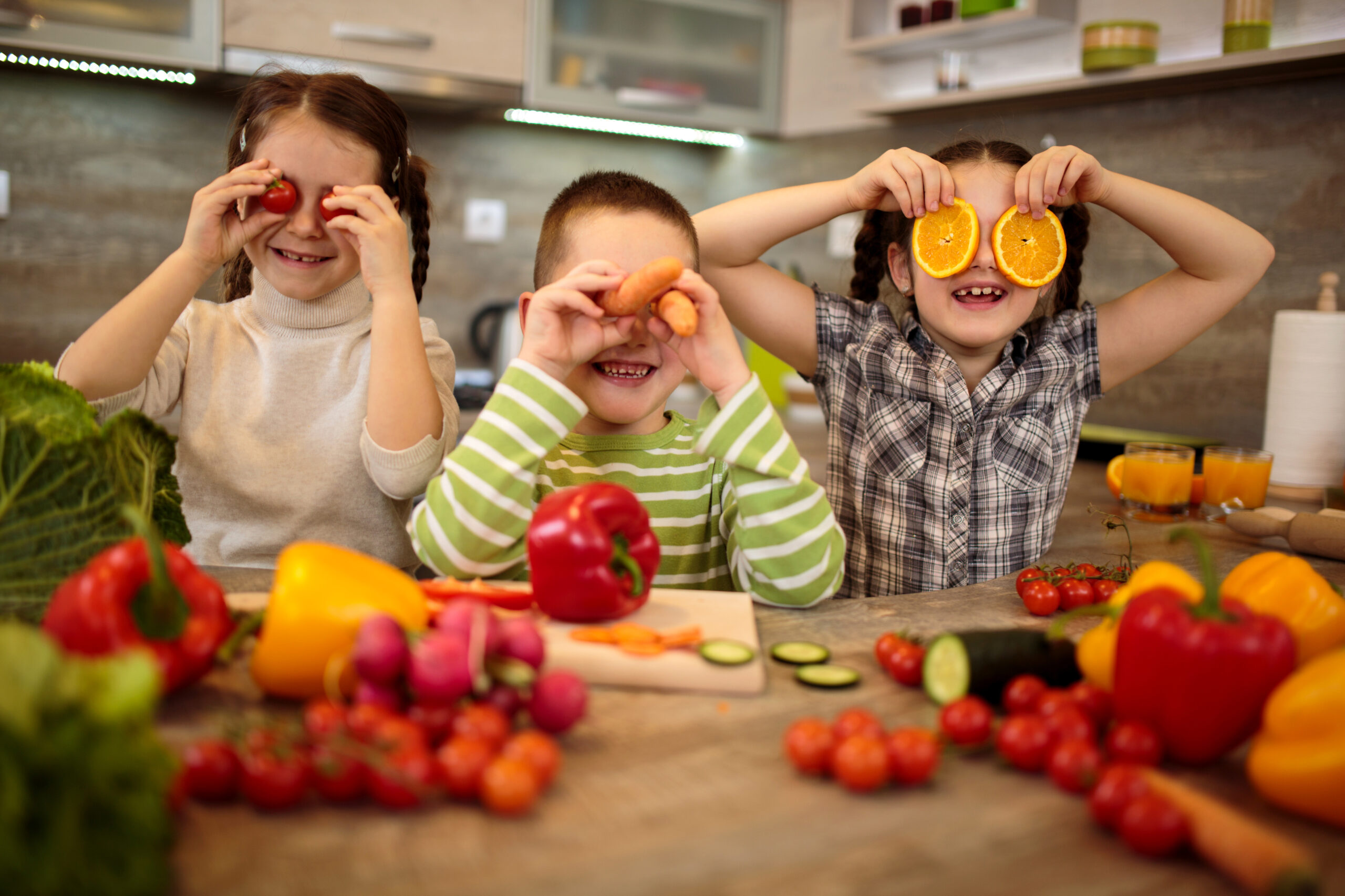 Playful children having fun in the kitchen. alle an einen Tisch Essensvorlieben