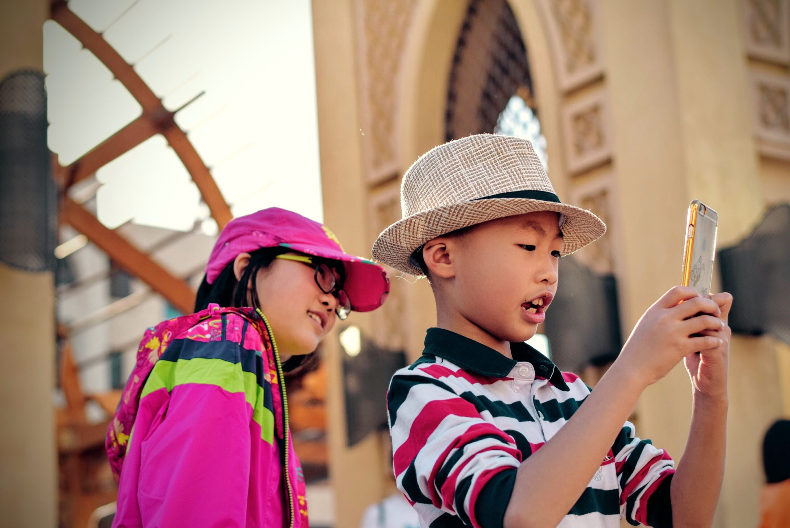 kids_mit_smartphone MIKE-Studie 2017 Kinder spielen lieber mit anderen als am Handy