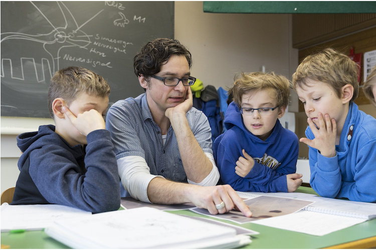 Die morgendliche Konferenz im Atelier Plus beginnt, die Kinder sprechen mit Lehrer Thomas Berset über den Stand ihrer Forschung. Aktuelles Thema: Salzwasserkrebse. 