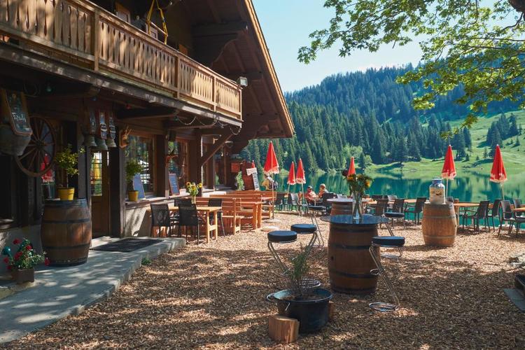 Für den kleinen Hunger mit Seeblick: das Seerestaurant am Lac Chavonnes