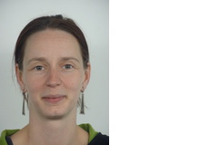 Dr. Anja Gampe forscht am Institut für Psychologie an der Uni Zürich zum Thema kindlicher Spracherwerb. Ihre Tochter ist heute zehn Jahre alt und spricht je nach Umfeld Schweizerdeutsch, akzentfreies Hochdeutsch oder aber das typische Schweizer Hochdeutsch. 