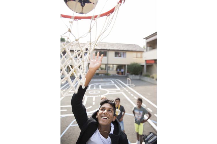 Auf dem Basketballplatz des Heims treffen sich besonders die Buben nach der Schule.