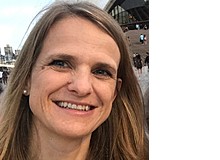 Susanne Schweizer ist Sir Henry Wellcome Fellow im Fachbereich für Psychologie der Universität Cambridge sowie an der ­University of New South Wales in Sydney. In ihrer Forschung befasst sie sich mit dem Zusammenhang zwischen bestimmten ­kognitiven Fähigkeiten und dem Wohl­befinden und untersucht, wie sich dieser Zusammenhang im Lebensverlauf entwickelt. Schweizer kombiniert experimentelle und ­klinische Psychologie mit Ansätzen der ­kognitiven Entwicklungsneuropsychologie.