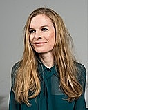 Julia Meyer-Hermann ist freie Journalistin und lebt in Hannover. Sie ist fasziniert davon, wie intensiv ihre Kinder, 12 und 6, sich auch bei Büchern oder Hörbüchern in die Emotionen der Figuren hineinversetzen und Situationen empathisch nachempfinden können.