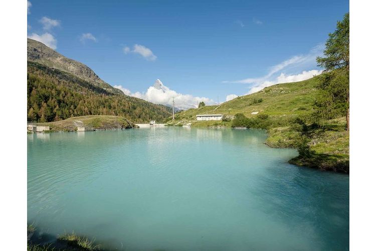 Der Moosjisee wird von Gletscherwasser gespiesen. Daher rührt seine türkis bis milchig-trübe Farbe. 