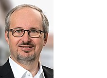 Oliver Hunziker ist Informatiker, Präsident der Beratungsorganisation Verein für elterliche Verantwortung (VeV Schweiz), Präsident des Dachverbandes GeCoBi – Schweizerische Vereinigung für gemeinsame Elternschaft, Präsident und Gründer des Männer- und Väterhauses ZwüscheHalt, Aargau, Bern und Luzern, Vizepräsident des International Council on Shared Parenting. Er lebt in seiner Patchworkfamilie im Kanton Aargau.