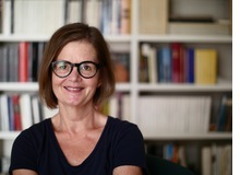 Irma Aregger arbeitet als freischaffende Texterin und wohnt am Zürisee. Die humorvolle Bündnerin kämpft abwechslungsweise mit dem