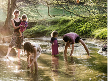 Wie entschleunigt man das hektische Familienleben? Was bringen Achtsamkeitsübungen? Nehmen Sie sich die Zeit und lesen Sie unser grosses