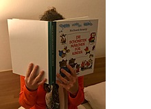 Florina Schwander – Ich kann mich zwar selten durchsetzen, aber wenn ja, dann lese ich aktuell am liebsten aus dem neuen Märchenbuch von Richard Scarry vor, ich liebe seine Illustrationen.«Die schönsten Märchen für Kinder» ist im April bei Diogenes erschienen und für ca. 33 Fr. im Handel erhältlich. 