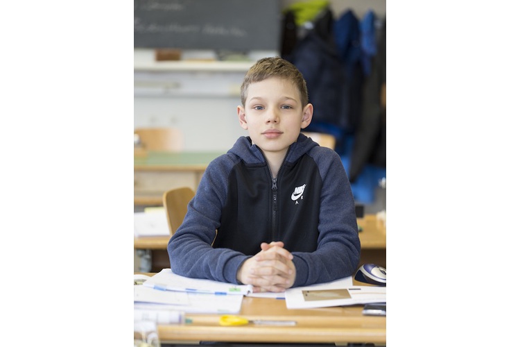 Karol, 11 Jahre alt:  «Ich will später Millionär werden»Karol, was machst du in deiner Freizeit? Ich spiele Tennis und gehe ins Karatetraining. Und ich nehme Gitarrenunterricht. In der Freizeit spiele ich auf dem Computer oder gehe raus mit Freunden. Welches ist dein Lieblingsfach? Sport, es ist eine gute Abwechslung zum vielen Sitzen in der Schule.Wie hat man gemerkt, dass du hochbegabt bist? In der ersten Klasse war ich einfach etwas besser, war immer schneller mit den Arbeitsblättern. Wie ist es, hochbegabt zu sein? In den Filmen werden die Hochbegabten immer ausgeschlossen, aber bei mir ist das nicht so. Ich habe viele Freunde und mir gefällt es, ins Atelier Plus zu gehen. Was gefällt dir besonders gut im Atelier Plus? Mir gefällt, dass der Lehrer die Antwort auf unsere Fragen manchmal selber nicht weiss, dann können wir etwas Neues erforschen. Was möchtest du einmal werden? Anwalt oder Bankdirektor. Am liebsten aber Millionär. Nicht Forscher? Vielleicht, aber eher nicht.2/3