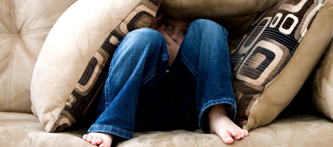 Ein Junge versteckt sich auf dem Sofa unter Kissen. Die Pandemie setzt Kindern und Jugendlichen besonders zu, sagt Kinder- und Jugendpsychiaterin Brigitte Contin-Waldvogel im Interview über Angststörungen und Corona.