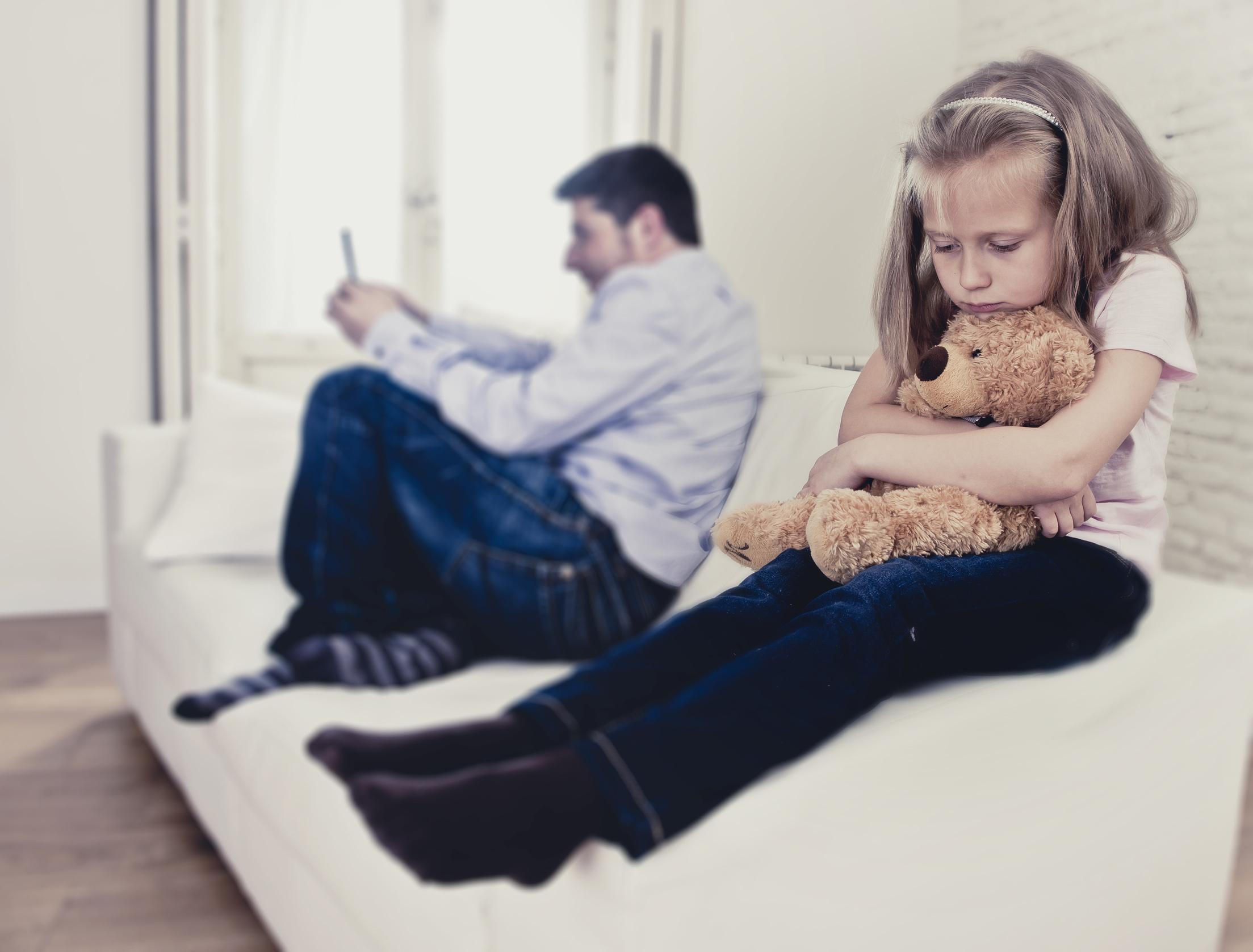 internet addict father using mobile phone ignoring little sad daughter bored hugging teddy bear Online-Umfrage-ZHAW