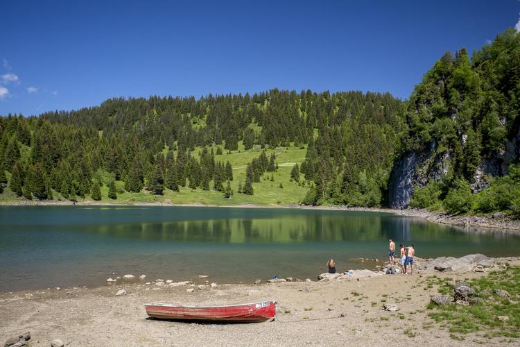 ... lässt es sich einen schönen Familienausflug am Lac Chavonnes verbringen. 