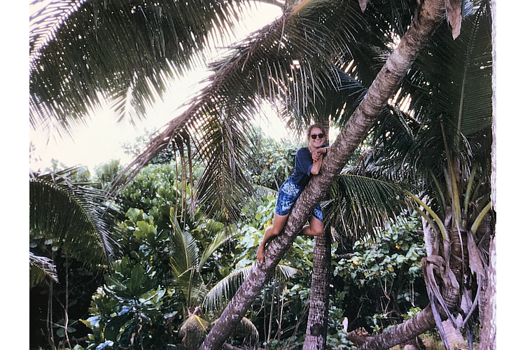 Umweltprojekte an exotischen Orten inklusive kurzer Pause auf der Palme: «Mit dem Outrigger-Kanu fuhr ich durch Polynesien, um Korallenriffe zu retten», sagt Ulrike Légé.