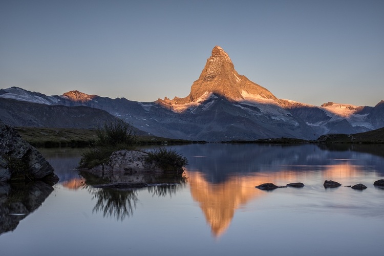 Weltbekanntes Fotomotiv: Das Matterhorn spiegelt sich auf der Oberfläche des Stellisees