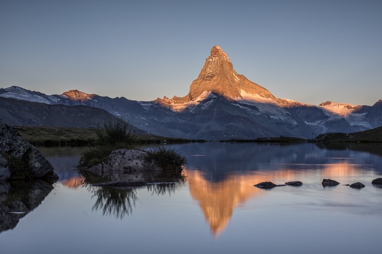 e43838603f114f1ec2ff4242ccd1b159.jpg Weltbekanntes Fotomotiv: Das Matterhorn spiegelt sich auf der Oberfläche des Stellisees