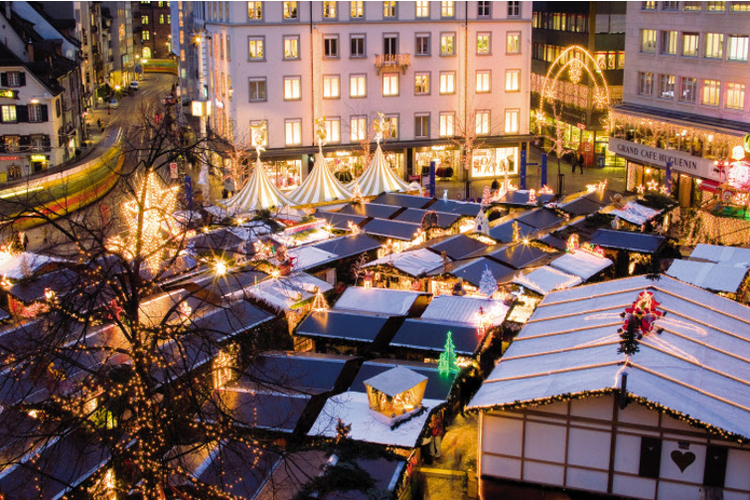 Basel zeigt sich weihnachtlich auf dem Barfüsserplatz.