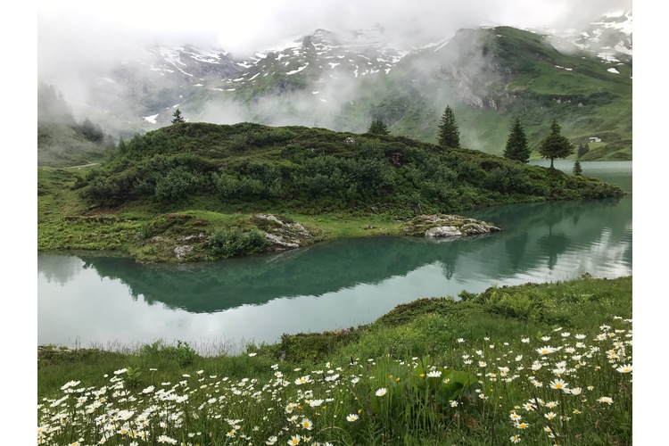 Trübes Wetter am Trübsee, doch insgesamt eine tolle Stimmung. Die Schatzsuche führt einmal um den See herum, im Anschluss kann man noch in die Seemitte rudern, wer mag.  (Bild: Privat)