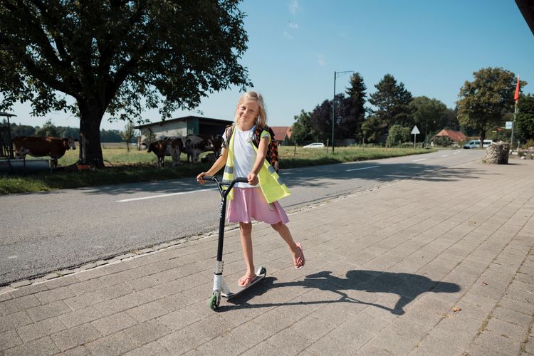 Mia, 9, ist das Nesthäkchen unserer Jubiläums­familie aus Kriechenwil BE.  Lesen Sie den Artikel «Familie im Wandel»