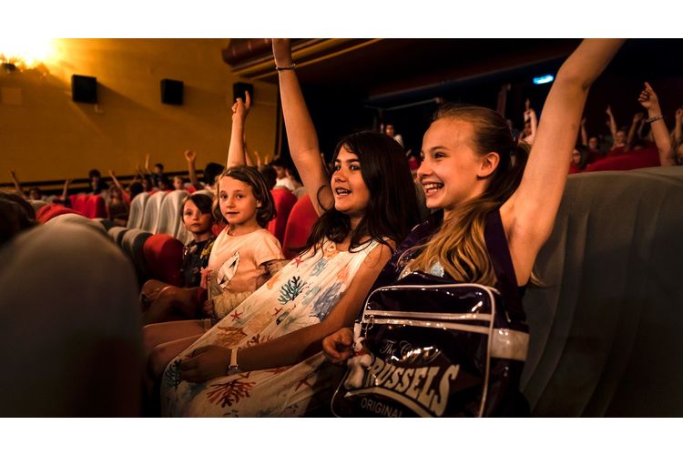 3c87d21583115870e3760770b10c46b7.jpeg Kinder im Alter von 6 bis 12 Jahren können beim Filmklub Zauberlaterne jeden Monat einen neuen Film entdecken. Die Vorstellungen werden pädagogisch begleitet: Zehn Tage vor einer Vorstellung erhalten alle Mitglieder eine illustrierte Klubzeitschrift, mit der sich die kleinen Kinofans auf den Film vorbereiten können. Die Filmvorführungen finden ohne Eltern statt, die Kinder werden jedoch von Helfern betreut. Mit dem ElternPass besucht Ihr Kind gratis eine Vorstellung der Zauberlaterne. Hier gehts zum Angebot: qr.fritzundfraenzi.ch/zauberlaterne