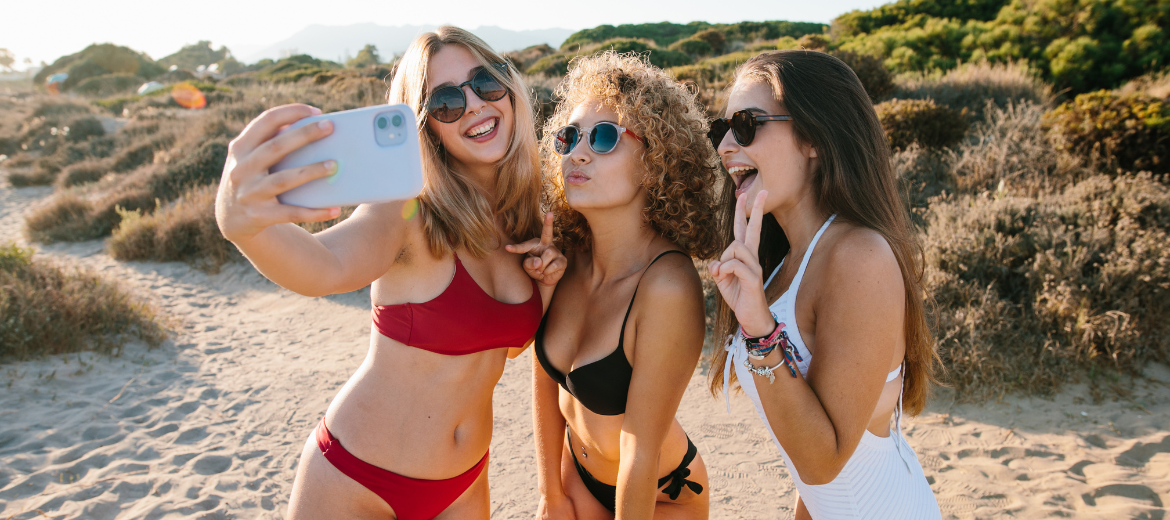 22-05-netz-sex-und-medien-dossier-100-fragen-medien-familie-schweizer-elternmagazin-fritz-und-fraenzi-hg Sexy zeigen im Netz? Drei Freundinnen machen Selfies im Bikini