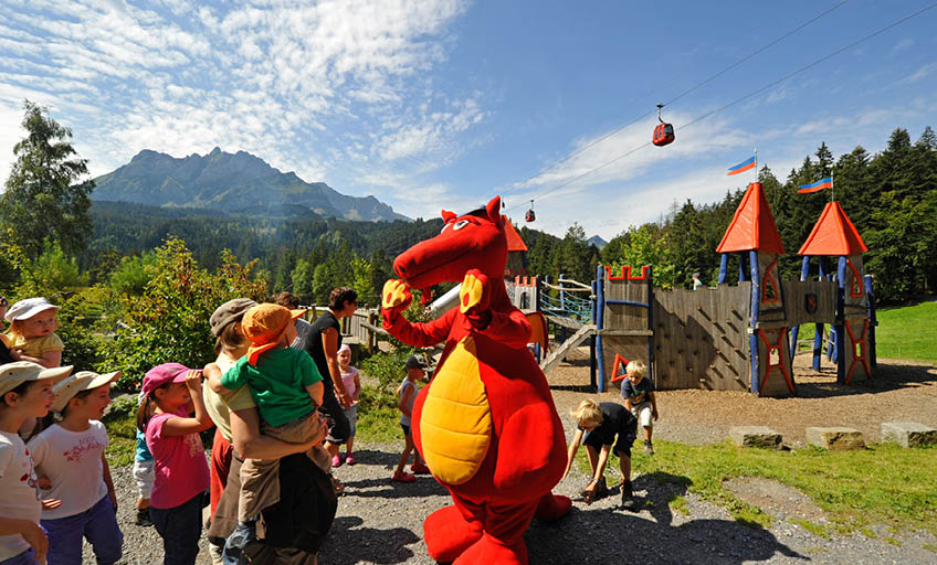 Die PILATUS-BAHNEN AG bietet mit ihrem vielseitigen Freizeitangebot «2132 Möglichkeiten über Meer» – zum Beispiel die steilste Zahnradbahn der Welt.