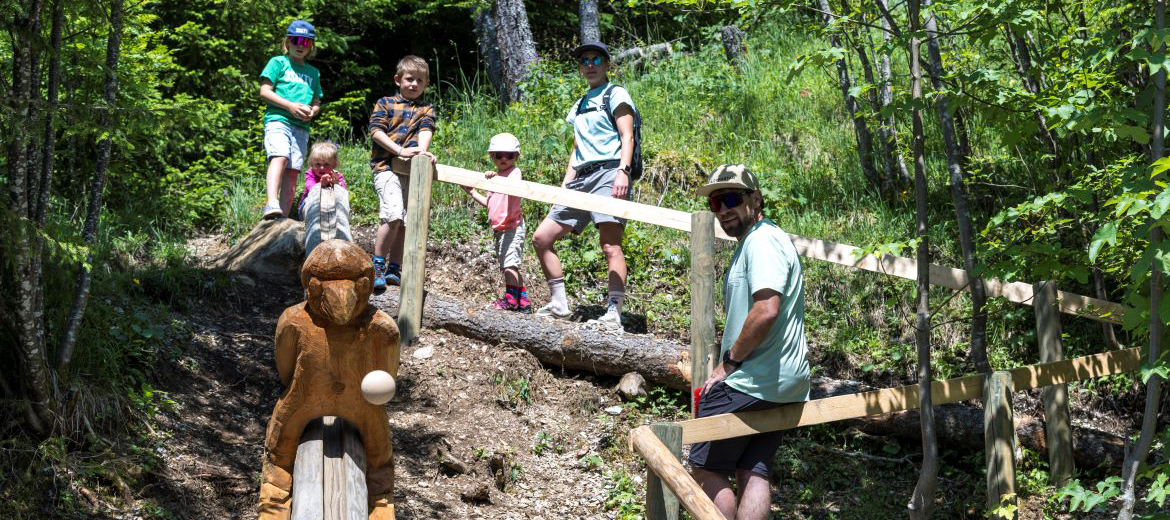 Holzkugelpfad_Skisprungschanze von unten_Kinder und Erwachsene am Spielen_Kugel in der Luft_1170x520v3