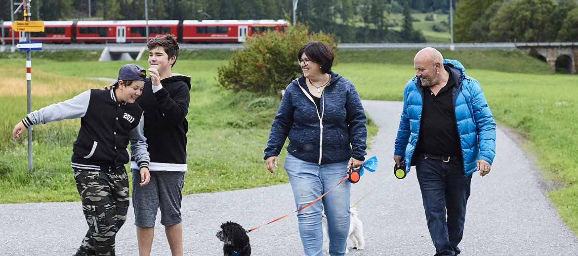 Patchworfamilie Scandellea beim Spaziergang. Freiheit geniessen.