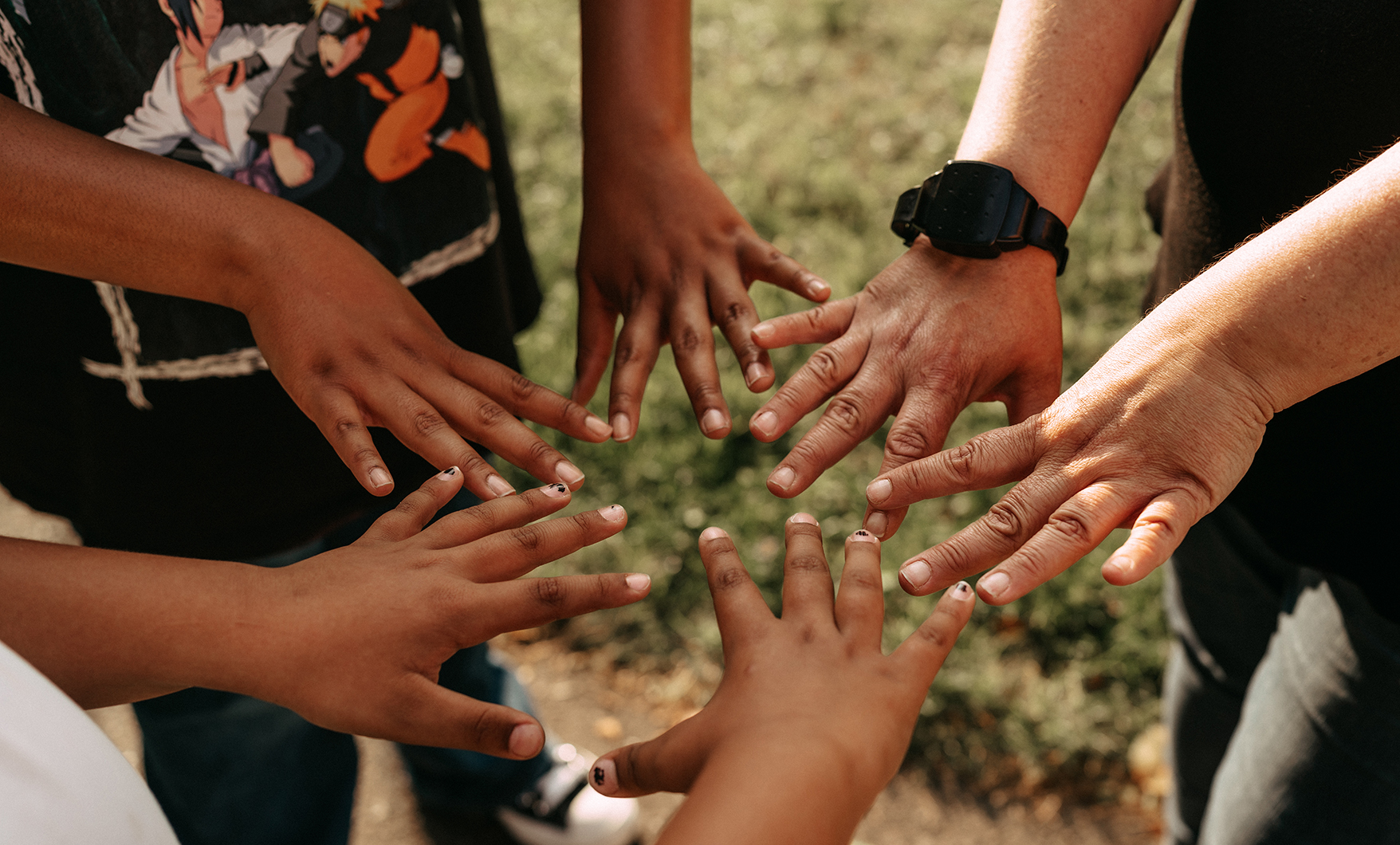 Kinder inhaftierter Eltern. Mutter zeigt Handfessel.