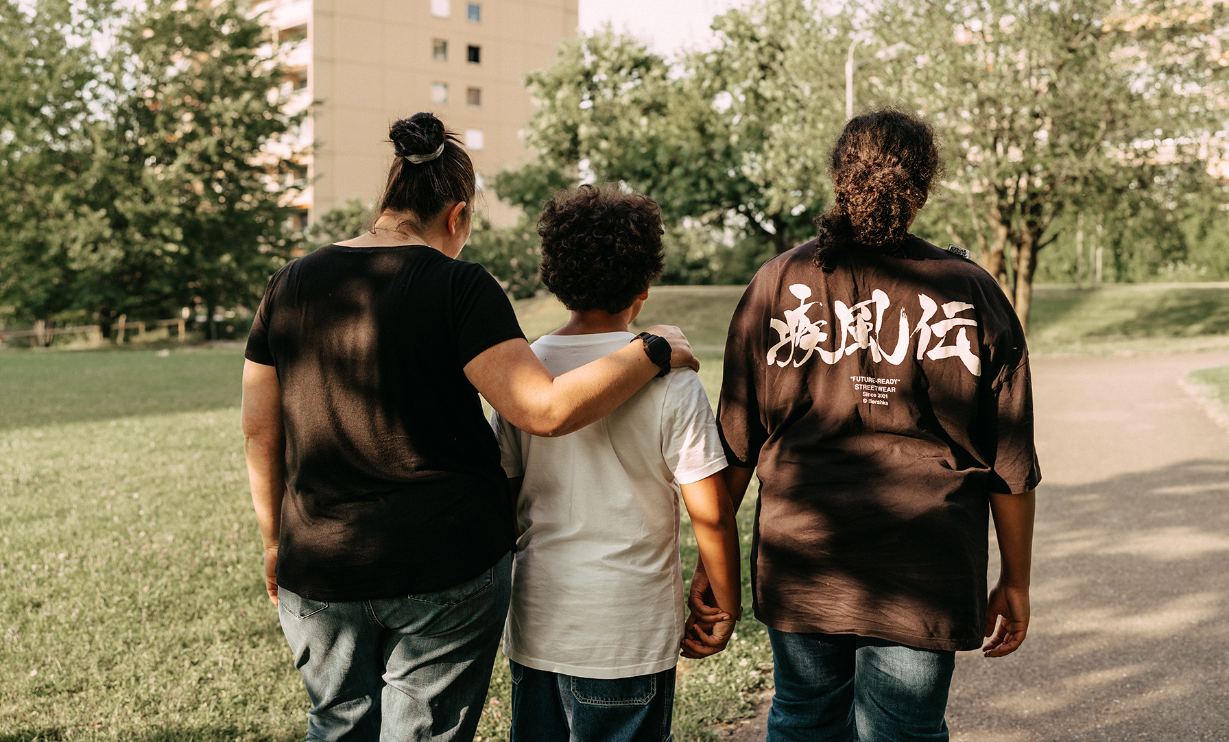 Kinder inhaftierter Eltern. Eine Mutter mit ihrer Tochter und ihrem Sohn.