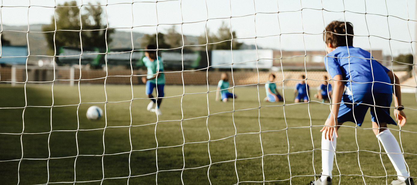 Leistungsdruck: Jungs auf dem Fussballfeld.