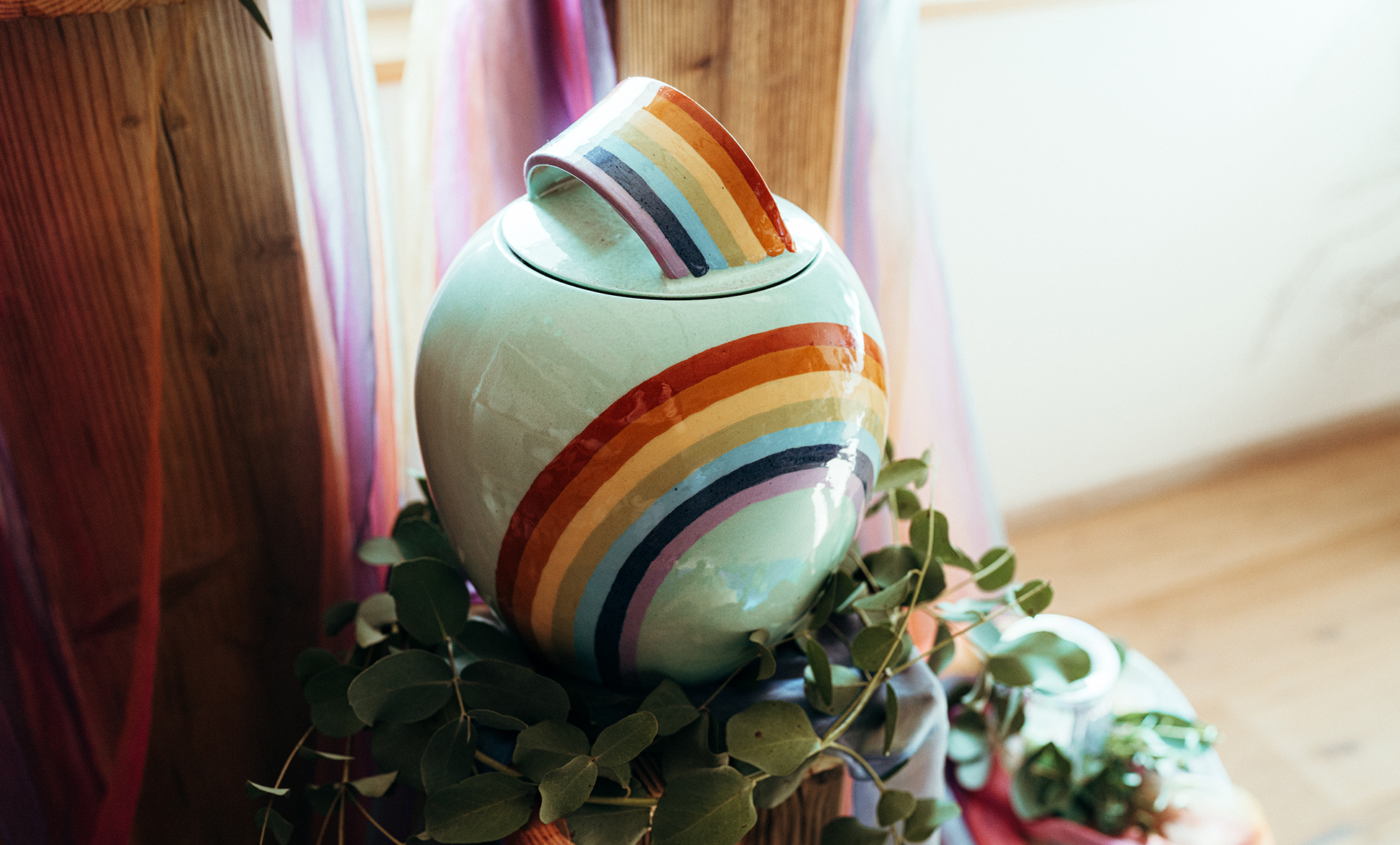 sternenlicht_bestattunngen_schweizer_elternmagazin_3 Wenn Kinder sterben – Wie Trauerfamilien halt finden können. Eine Urne mit Regenbogen Bemalung.