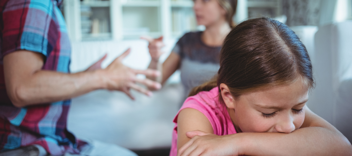 Gewalt in der Erziehung: trauriges Mädchen hört Eltern streiten.