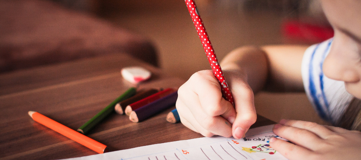 Kinder fördern und stärken: Ein Kind lernt für die Schule