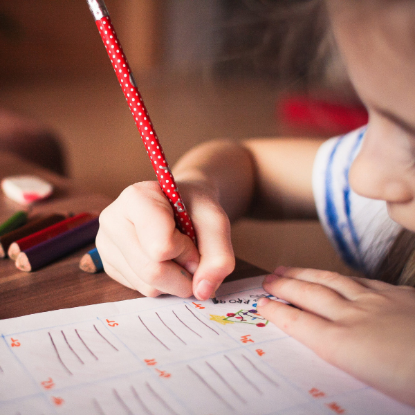 Kinder fördern und stärken: Ein Kind lernt für die Schule.