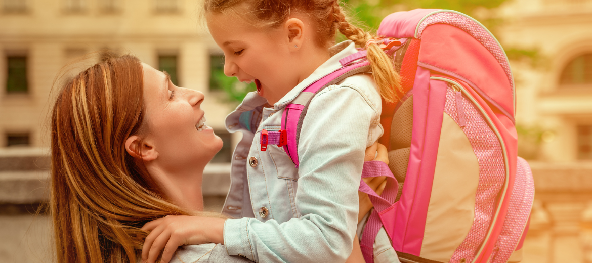 Privatschule: Mutter umarmt Tochter.